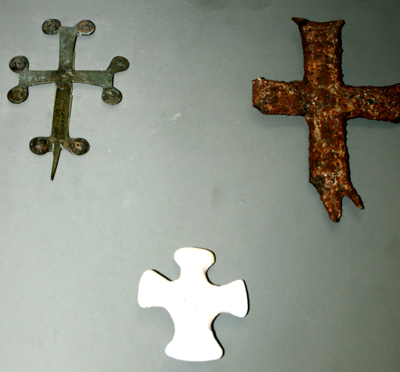 File:Migacheviri kirikute varemetest leitud ristid.JPG
